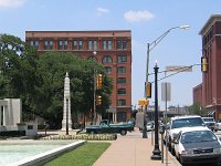 20  Dallas z tretího patra cerveného domu strílel vrah na JFK